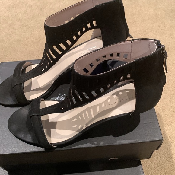 Kenneth Cole black suede kitten heels - Picture 3 of 3